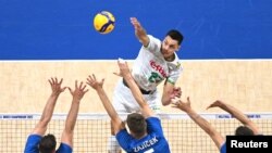 Александър Николов срещу чешките национали Ян Гълъбов, Адам Зайчек и Патрик Индра.