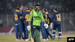 سري لنکايي لوبغاړي د پاکستان صایم ایوب په سوځولو خوشالي کوي - د نومبر ۱۴مې انځور.