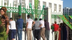 Käbir döwlet edara-kärhanalary iş orunlaryny kemeldýär, býujet işgärleriniň aýlyklarynyň bir bölegi haryt bilen tölenýär