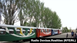 Свіжопофарбовані до літа вагони та локомотиви