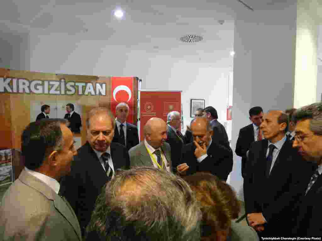 Катышуучулар атайын уюштурулган көргөзмөнү кыдырып жүрүшөт