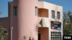 Mollanyýazowyň programmasynda Türkmenistanda telekommunikasiýa düzümini ösdürmek, interneti elýeterli etmek we has-da kämilleşdirmek hakda gürrüň edilýär.