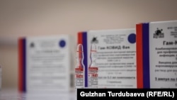 Sputnik V вакцинасы. Бишкек. Май, 2021-жыл. Иллюстрациялык сүрөт.