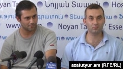 Геворк Сафарян из «Учредительного парламента» и Арутюн Агламазян из «Дем ем» во время пресс-конференции, Ереван, 19 августа 2015 г.