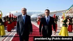 Қазақстан президенті Қасым-Жомарт Тоқаевты (сол жақта) Қырғызстан президенті Садыр Жапаров әуежайдан күтіп алды. Бішкек, 21 тамыз, 2025 жыл.