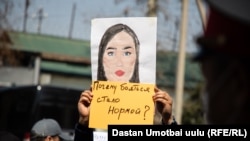 Айзада Канатбекованын өлүмүнөн кийинки митингде тартылган сүрөт. Ош шаары. 9-апрель, 2021-жыл. 