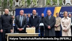 Върховният представител на Европейския съюз по въпросите на външните работи Кая Калас, украинският премиер Денис Шмигал и външните министри на европейските страни по време на среща за създаване на специален трибунал за престъплението агресия срещу Украйна. Лвов, 9 май 2025 г.