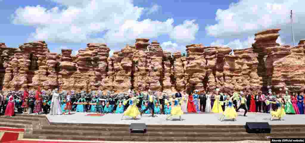 К 20-летию Астаны регионы делают подарки столице. В числе презентов &ndash; светомузыкальный фонтан, реконструированный парк &laquo;Жетысу&raquo; (на фото), велодорожки, детский сад. Стоимость всех подарков не называется. По официальным данным, празднование Дня Астаны обойдется в 18 миллиардов 800 миллионов тенге.