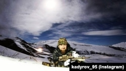 Президент Чечні Рамзан Кадиров радо позує зі зброєю. Тут він зі снайперською гвинтівкою