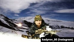 Нохчийчоь -- Кадыров Рамзан снайперан топ а карахь. 