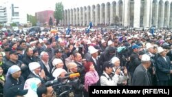 Число митингующих продолжает увеличиваться