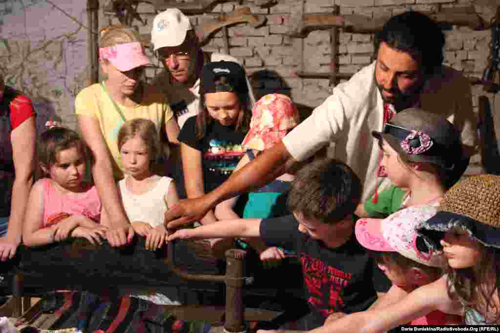 В етнографічному музеї можна випробувати кожне знаряддя праці