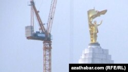 Paýtagt Aşgabatdaky Bitaraplyk binasynyň üstünde Saparmyrat Nyýazowyň Güne tarap aýlanýan heýkeli oturdyldy. Bu ýadygärlik il arasynda 'Üç aýak' atlandyrylýar. Arhw suraty. 