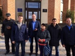 Група падтрымкі Віктара Фрыцлера на судзе. Сам ён у цэнтры