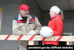 Аляксандар Лукашэнка і Дар'я Домрачава падчас суботніка. 12 красавіка 2014 году