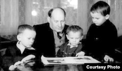 Якуб Колас із дітьми