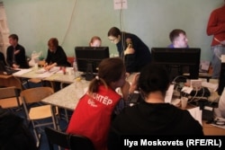 Волонтеры в штабе помощи пострадавшим.