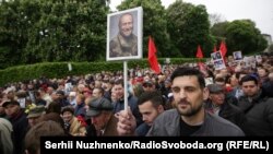 Чоловік із портретом народного депутата України і громадського діяча Дмитра Яроша на акції подібній до російського «Безсмертного полку», яку організували в Україні проросійські сили під гаслом «Ніхто не забутий, ніщо не забуте». Київ, 9 травня 2019 року