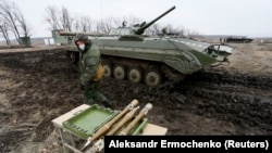 Участник российских гибридных формирований на военных учениях под оккупированной Горловкой в январе 2021 года