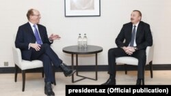 İlham Əliyev Davosda ABŞ-ın “Black Rock” şirkətinin təsisçisi Lourens Fink ilə  görüşüb. 22yan2018