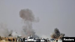 Ливиялык козголоңчулардын аскерий кербенин жаны ракетадан аткыланууда. Бин-Жавад шаарына чукул жер. 29-март, 2011
