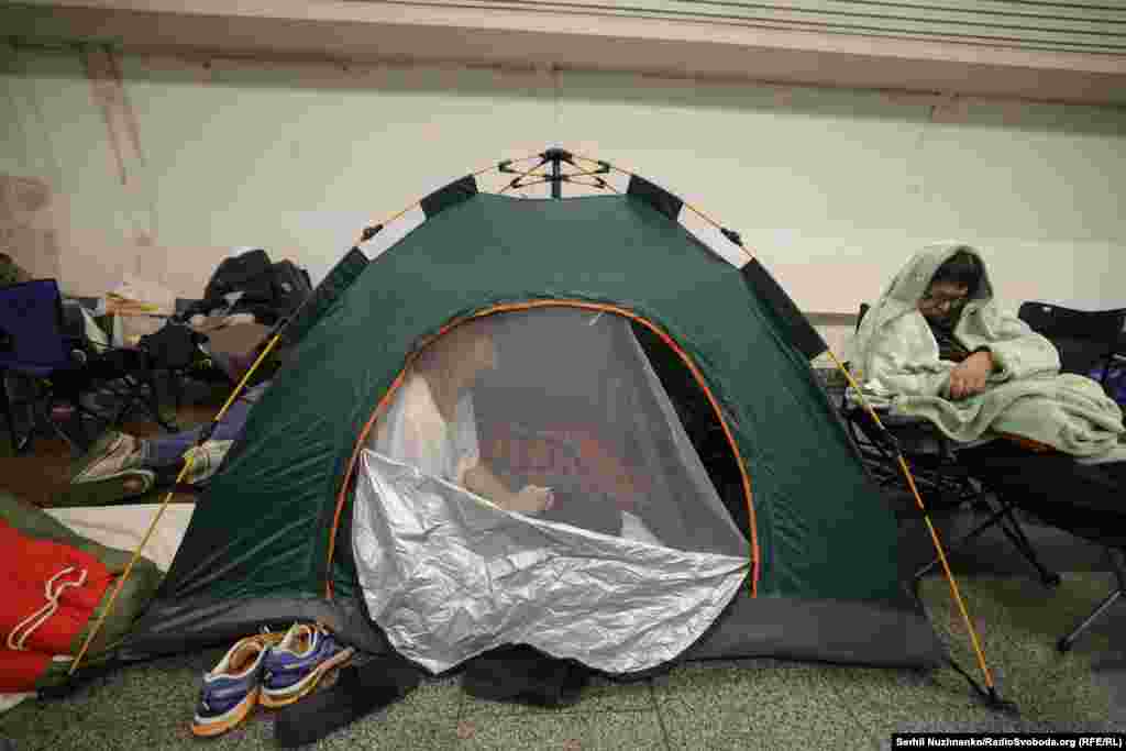 Керівництво Росії заперечує, що російська армія під час повномасштабної війни завдає цілеспрямованих ударів по цивільній інфраструктурі міст і сіл України, убиваючи цивільне населення і руйнуючи лікарні, школи, дитячі садочки, об’єкти енергетики та водозабезпечення