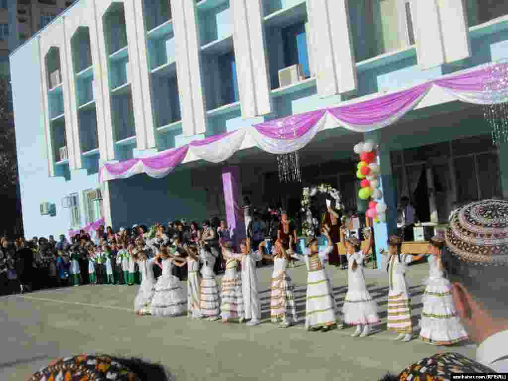 Учащиеся школы в белом.