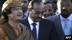  معمر قذافی در میان نمایندگان اتحادیه آفریقا