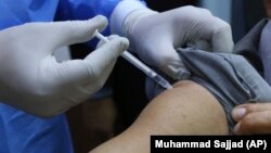 Минулої доби вакцинувалися 8 859 людей