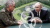 У січні 2024 року тодішній міністр оборони РФ Сергій Шойгу (ліворуч) інспектував секретний військовий дослідницький центр під Москвою