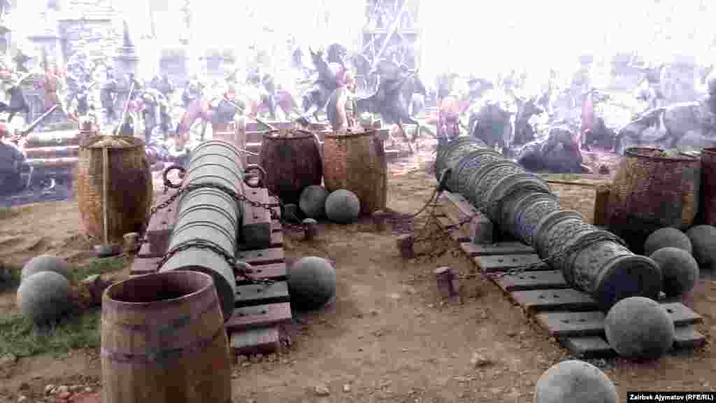 Өзгөчөлөнгөн архитектуралык план менен салынган имараттын бийиктиги отуз сегиз, диаметри болгону жыйырма метр. Долбоордун автору Хашим Ватандаш болгон. Музейдин ички аянты эки жарым миң чарчы километрге чукул.&nbsp;