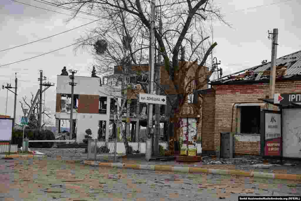 Раманаўка, прадмесьце Ірпяня.Зьлева — фота 7 сакавіка 2022 году, справа — з сакавіка 2025 году