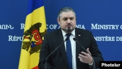 Армения -- Глава МИД Молдовы Андрей Галбур на совместной пресс-конференции с армянским коллегой Эдвардом Налбандяном в Ереване, 16 ноября 2016 г.