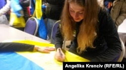 Біатлоністка Юлія Джима залишає автограф на вболівальницькому прапорі, Нове Место, Чехія, 8 лютого 2015 року