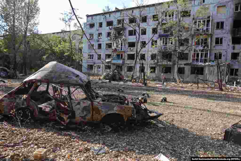 У Добропіллі відсутнє централізоване водопостачання, електропостачання є частково. Комендантська година у місті триває 20 годин, тому місцеві жителі мають всього 4 години часу на добу, щоб встигнути набрати води та купити продукти