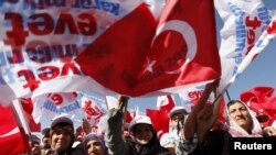 حامیان رجب طیب اردوغان، نخست وزیر ترکیه، در یکی از کارزارهای همه پرسی حزب حاکم عدالت و توسعه