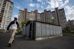 Гараж з прапором України посеред висоток Троєщини