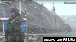 Россия чегарачиси Арманистоннинг Сюник вилоятидаги автомагистралда - декабрь, 2020