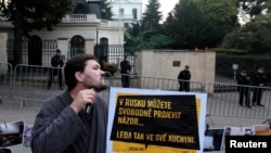 Шен маж лоргуш ву Amnesty International организацино вовшахтоьхначу акцин декъашхо ПрахIерчу Оьрсийчоьнан векалаллана хьалха. ГIад7, 2014