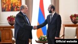 Президент Армении Армен Саркисян (слева) и председатель Национального собрания Армении Арарат Мирзоян (архив)