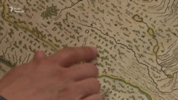 Колишня директорка бібліотеки Радіо Свобода показує старовинні карти України