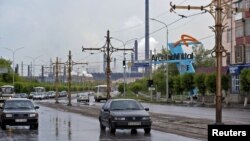 Общий вид проспекта, ведущего к комбинату АМТ в  городе Темиртау. 