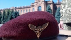 На церемонії вручення марунових беретів лейтенантам-десантникам Військової академії (місто Одеса)