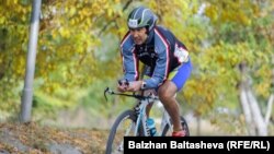 «Казстройстекло» компаниясының басшысы Мұратхан Тоқмади веложарысқа қатысып жүр.  Алматы, 27 қыркүйек 2015 жыл.