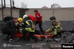 Salvatorii în acțiune la Dnipro, pe 1 decembrie 2025.