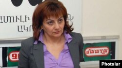 Armenia -- "Hraparak" daily editor Armine Ohanian at a news conference, Yerevan, 7Apr2011.