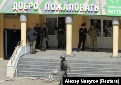 На вході до школи після нападу