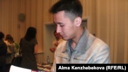 Cтудент Гани Асулбаев на ярмарке «Образование в США». Алматы, 5 апреля 2014 года.