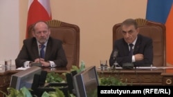 Армения -- Председатель Национального совета Швейцарии Доминик де Бюман (слева) и председатель Национального собрания Армении Ара Баблоян на совместной пресс-конференции, Ереван, 6 февраля 2018 г․    