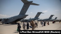 Наразі Великобританія евакуювала понад 13 700 британських громадян і афганців